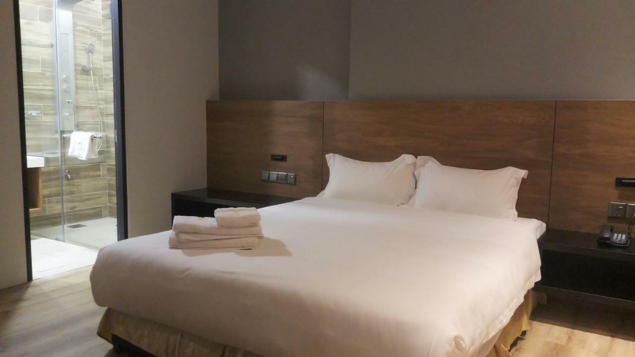 Roxy Hotel Padungan Kuching Bagian luar foto