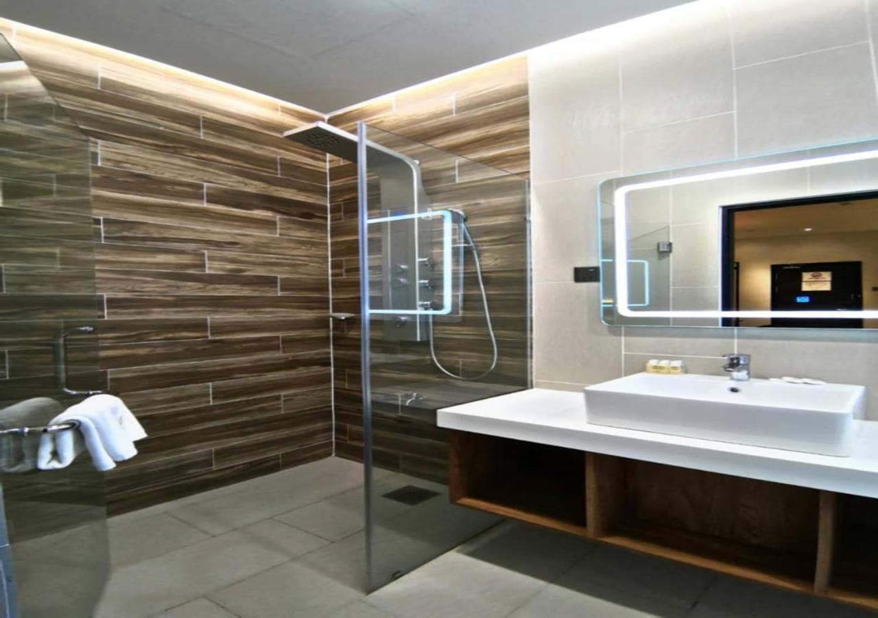 Roxy Hotel Padungan Kuching Bagian luar foto