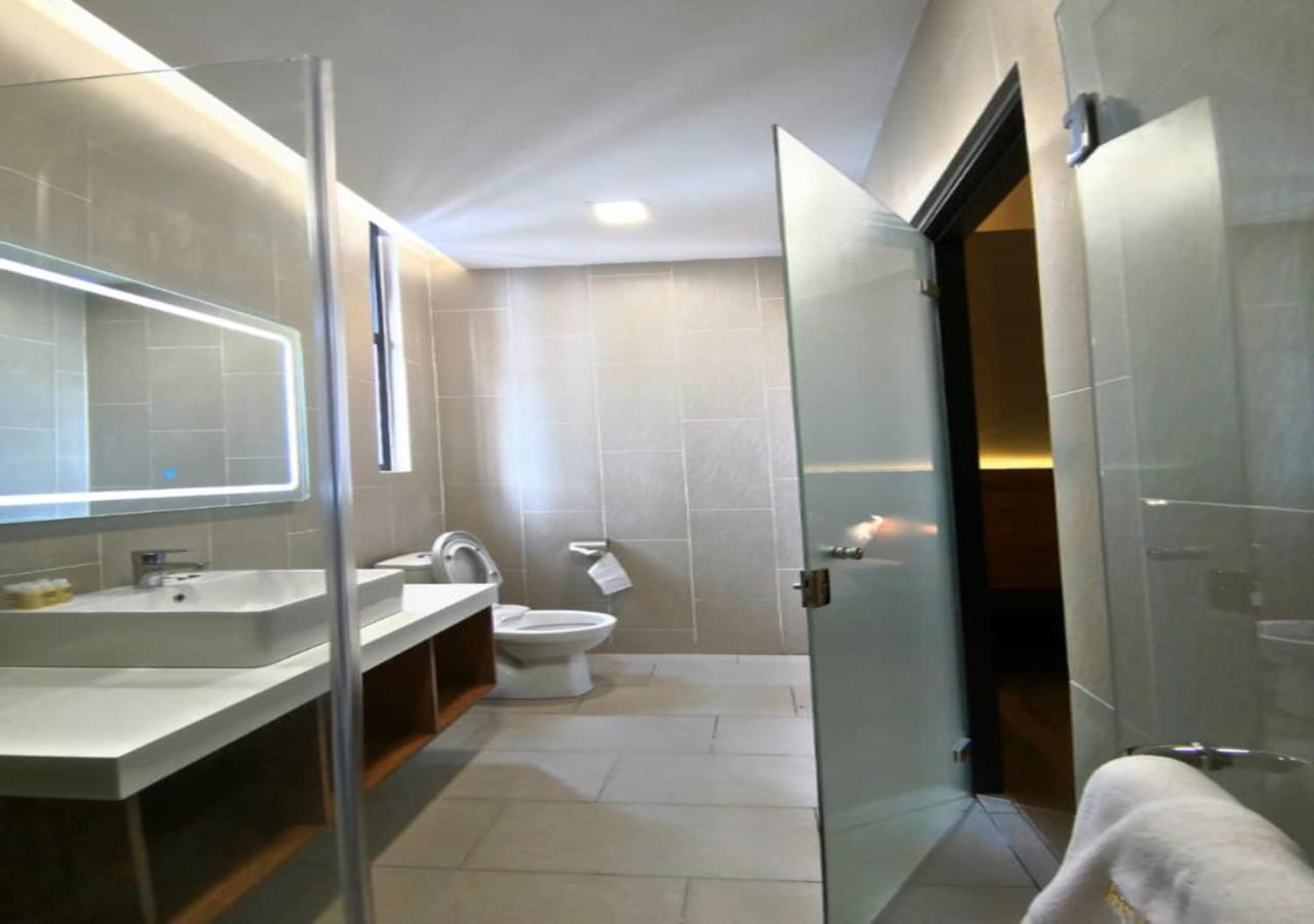 Roxy Hotel Padungan Kuching Bagian luar foto